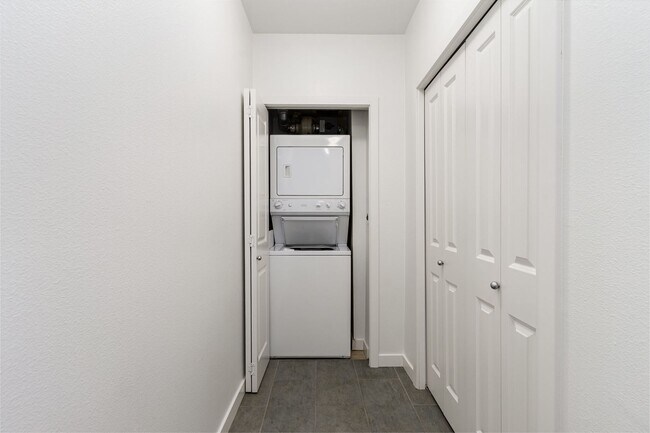 Building Photo - Spacious 1 Bedroom + Den in Canal Station ...