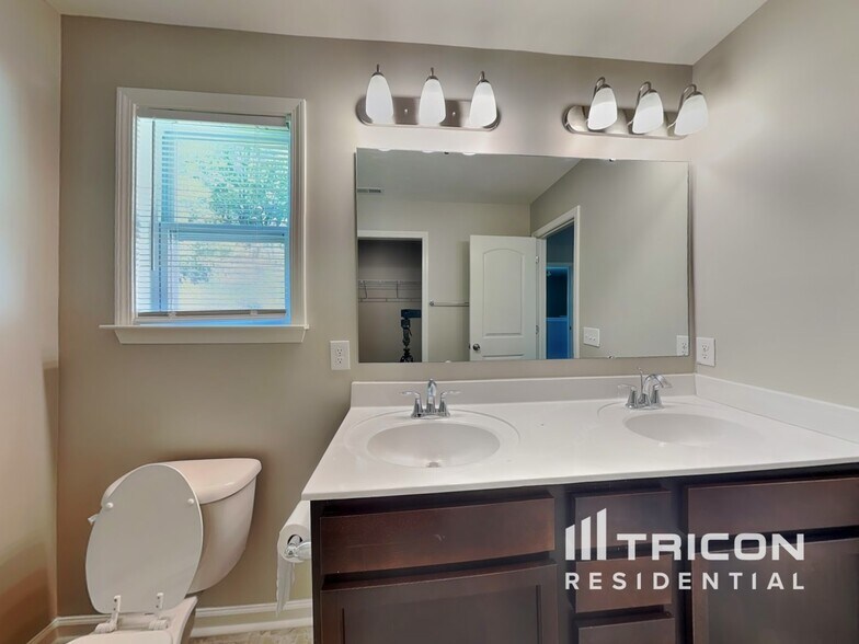 Building Photo - 4664 Wesmar Dr