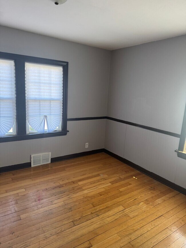 Building Photo - 4Br 2Ba Tri-level home