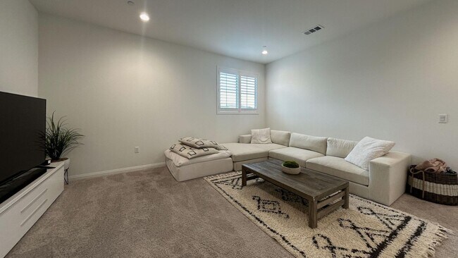 Building Photo - HUGE PRICE REDUCTION!! Gorgeous 6 Bedroom ...