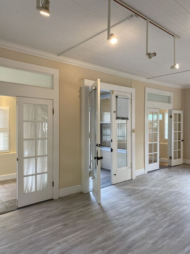 Building Photo - w2152k