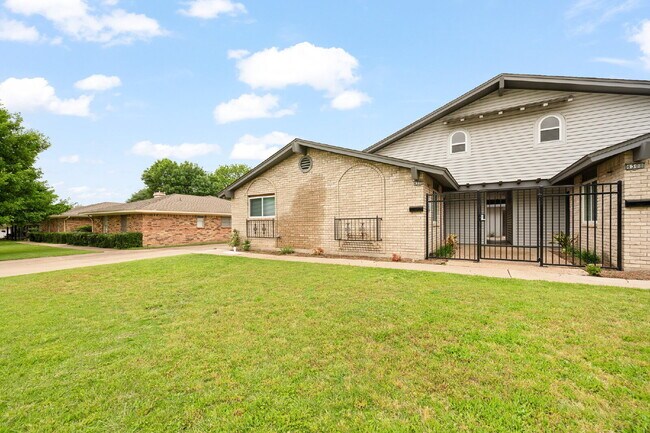 Building Photo - 2 Bed, 2 Bath Duplex