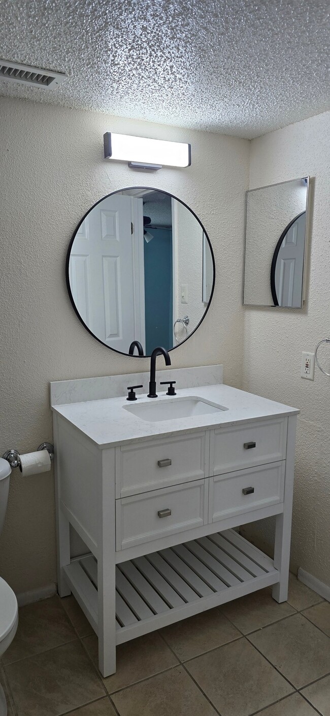 Building Photo - 3700 Idlebrook Cir