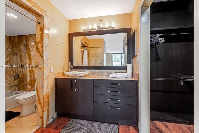 Building Photo - 19999 E Country Club Dr