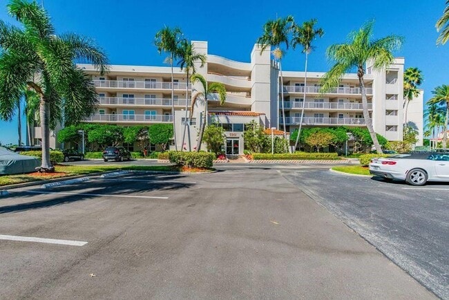 Building Photo - 5901 Bahia Del Mar Cir N