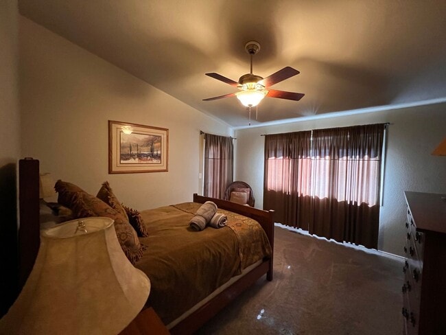 Building Photo - Move In Ready Gorgeous Home In The Country Club