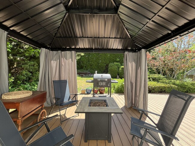 Building Photo - Stunning Bull Mountain Home with Gourmet Kitchen & Luxurious Primary Suite Retreat