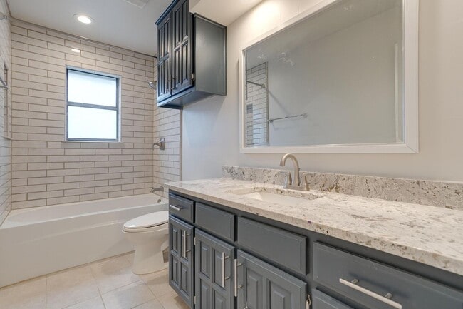 Building Photo - Beautiful 3 Bed, 2 Bath Home in Well Established Holiday West Neighborhood W /Pool and Pool Servi...