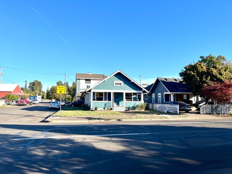 Building Photo - 605 1st Ave NE