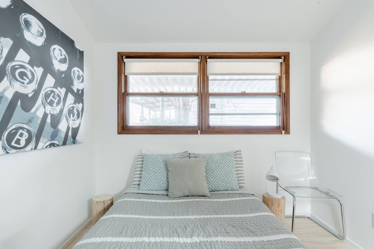 Building Photo - 4633 N Gantenbein Ave