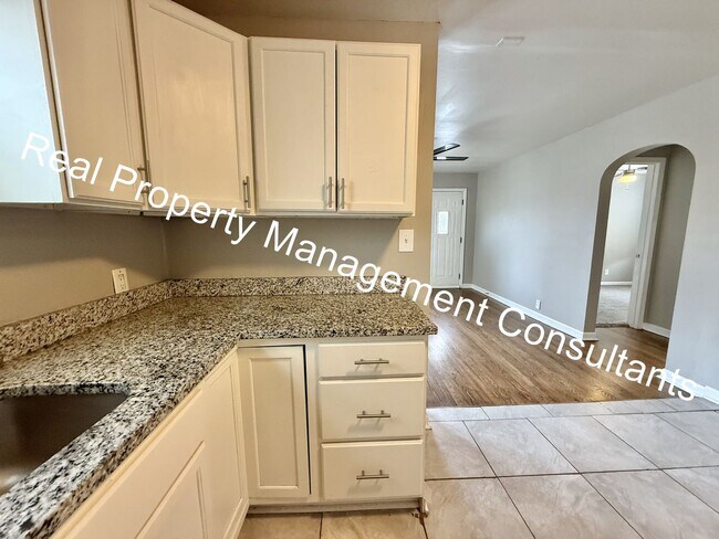 Building Photo - 2 Bed 1 bath lower- level apartment in North Kansas City!