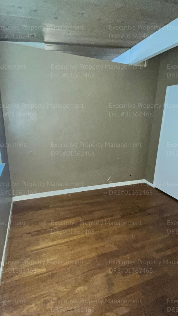 Building Photo - 3 bedroom/ 1.5 bathroom home with a detach...