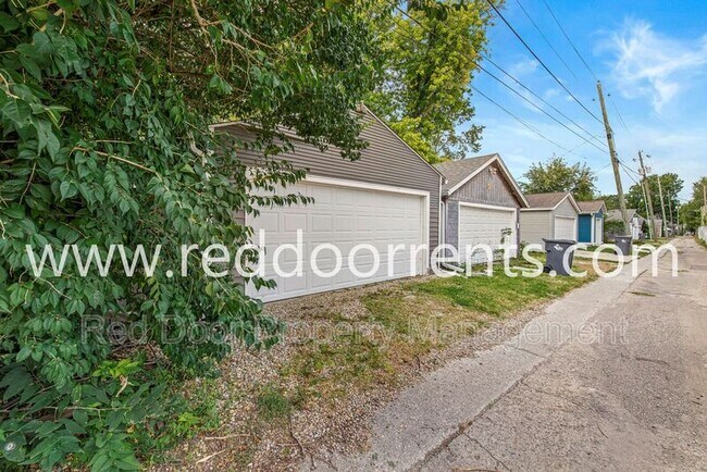 Building Photo - 2028 Hoyt Ave