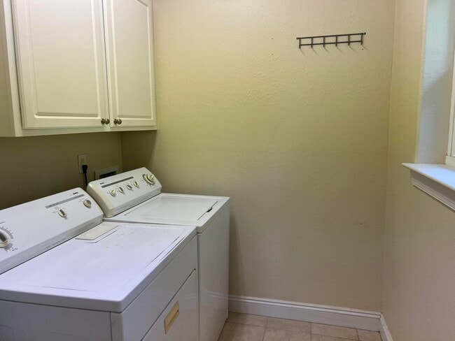 Building Photo - 118 Spires Ln