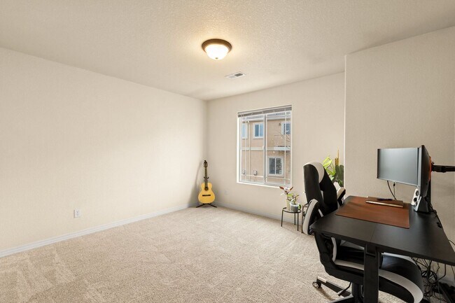 Building Photo - Westside Condo with Mountain Views, Upgrad...