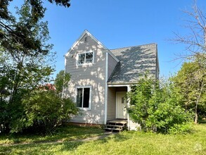 Building Photo - AVAILABLE FEBRUARY - Spacious 3bd/2ba!