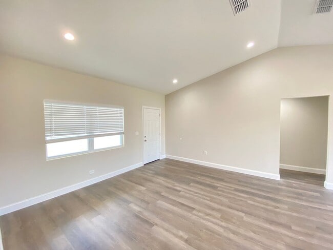 Building Photo - Desirable SW Ocala Neighborhood, 3/2/2 **W...