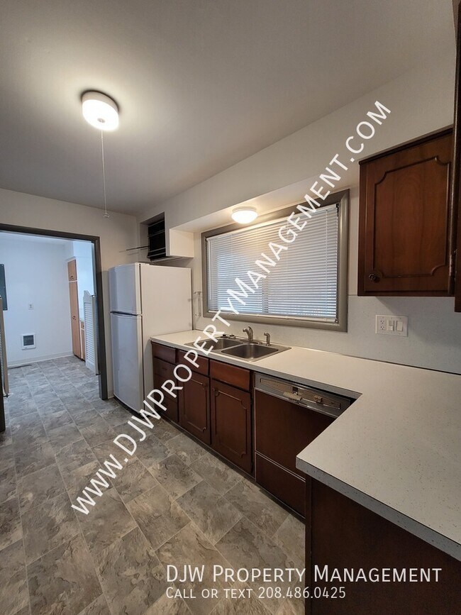 Building Photo - 16425 Farmway Rd