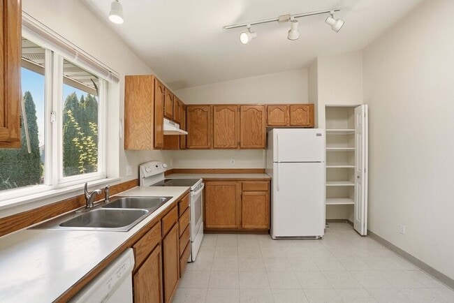 Building Photo - 820 N Siony