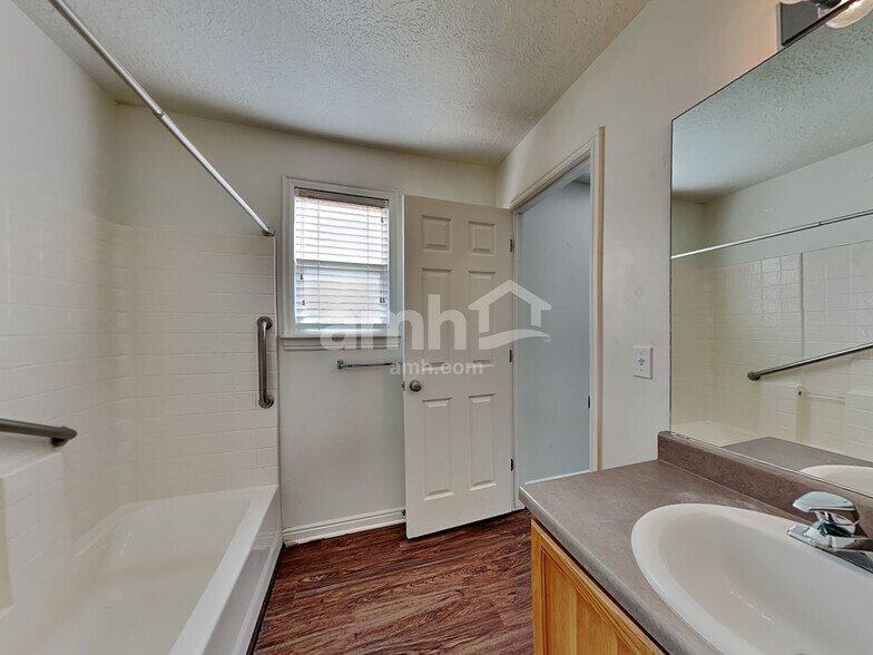 Building Photo - 468 E 1480 N