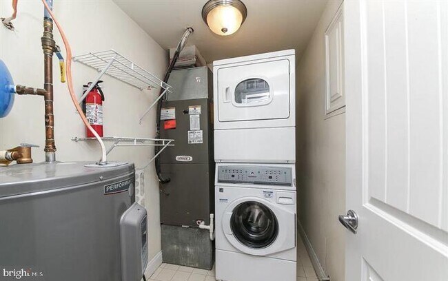 Building Photo - 136 Bridge St