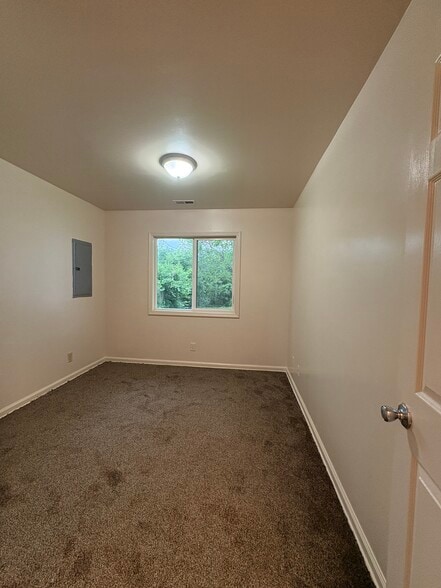 Building Photo - 4425 Thompson Dr