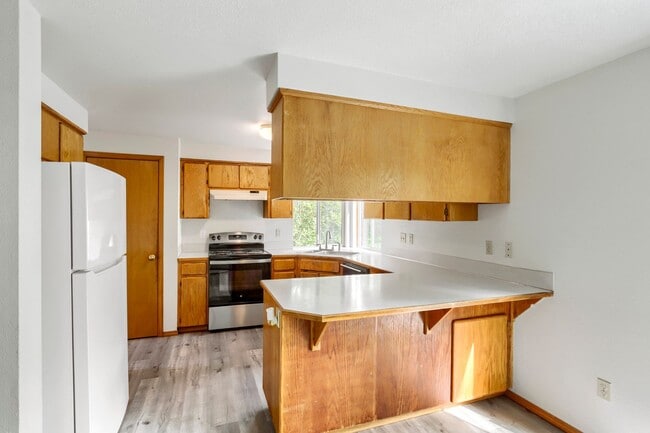 Building Photo - 3BR/2.5BA Two-Story Home in Bethany/NW Portland — Expansive Backyard Deck, Fully Fenced Yard & 2-...
