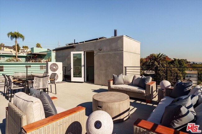 Building Photo - 2822 1/2 Avenel St