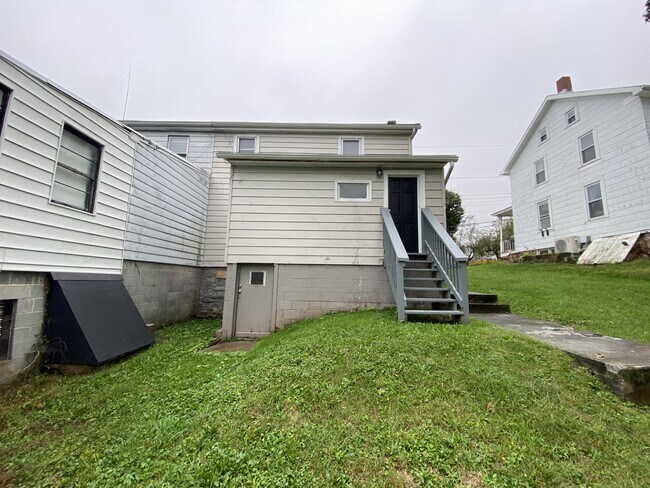 Building Photo - 325 Valley St