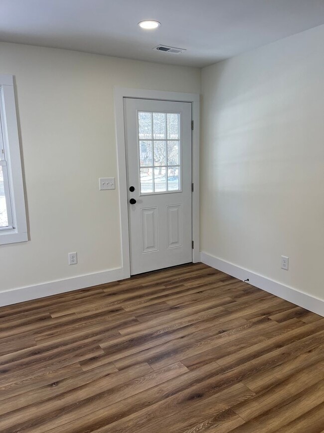 Building Photo - Charming 2 bedroom Cottage