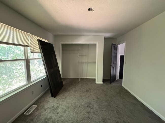 Building Photo - 5141-5143 Louisville Ct