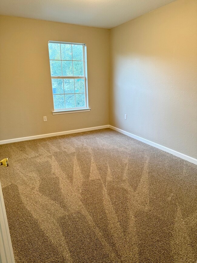 Building Photo - 121 Farrah Ave