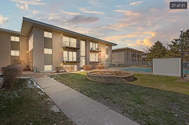 Building Photo - 2807 Pembroke Ln