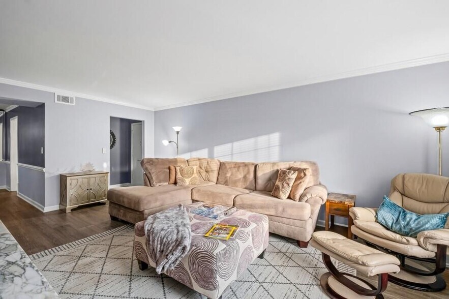 Building Photo - 6851 Roswell Rd NE