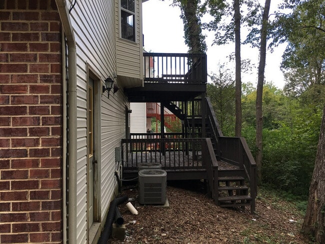 Building Photo - Large Home on Dead End street