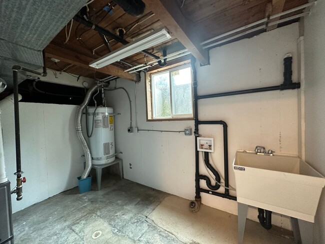 Building Photo - **PENDING** Perfect 4 Bed 2 Bath w/ Finish...