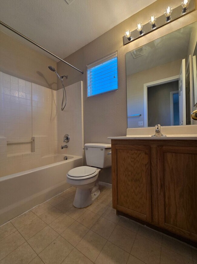 Building Photo - Terrific 3 bed + Loft 2 Car Need Space? Th...