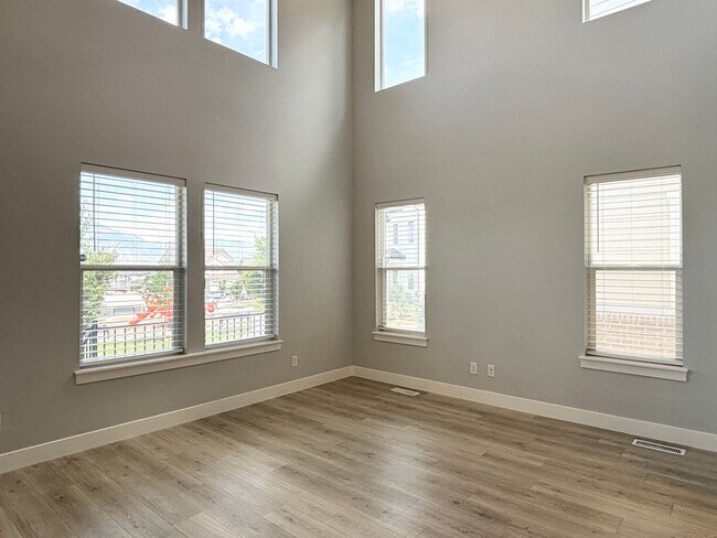 Building Photo - Gorgeous Poolside Corner Townhome at Mountain Ridge!
