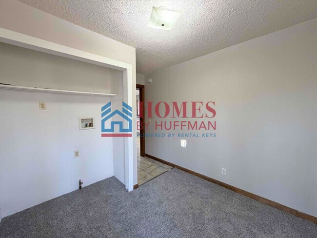 Building Photo - Westside! | Three Bedroom House | Deposit Special