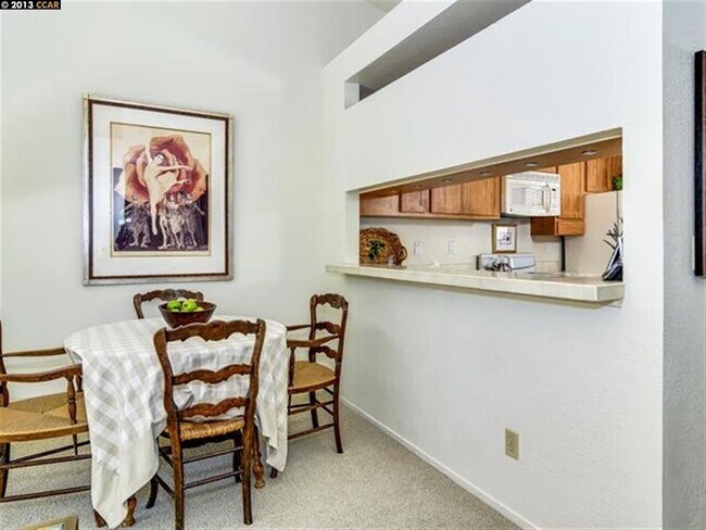 Building Photo - 631 N Villa Way