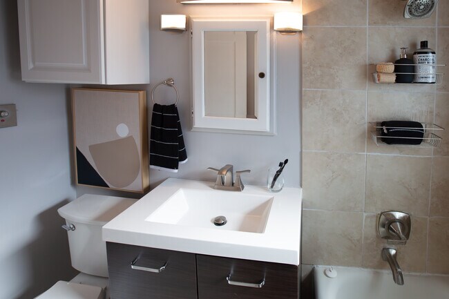 Building Photo - 1124 S Newport Ave