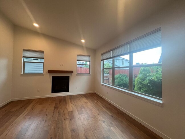 Building Photo - Contemporary 3/2.5 Talent home in Central Location | Available Now
