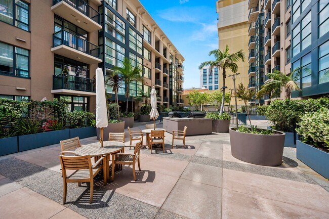 Building Photo - Top Floor Condo in the Gaslamp District!