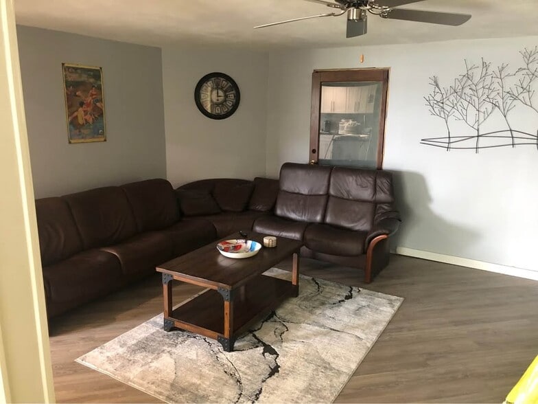 Living Room - 6117 E Lake Rd