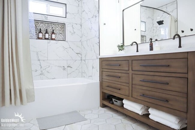 Building Photo - Stylish Updated 3Bdm 2Ba Upstairs Unit in the Heart of Old Town San Diego!