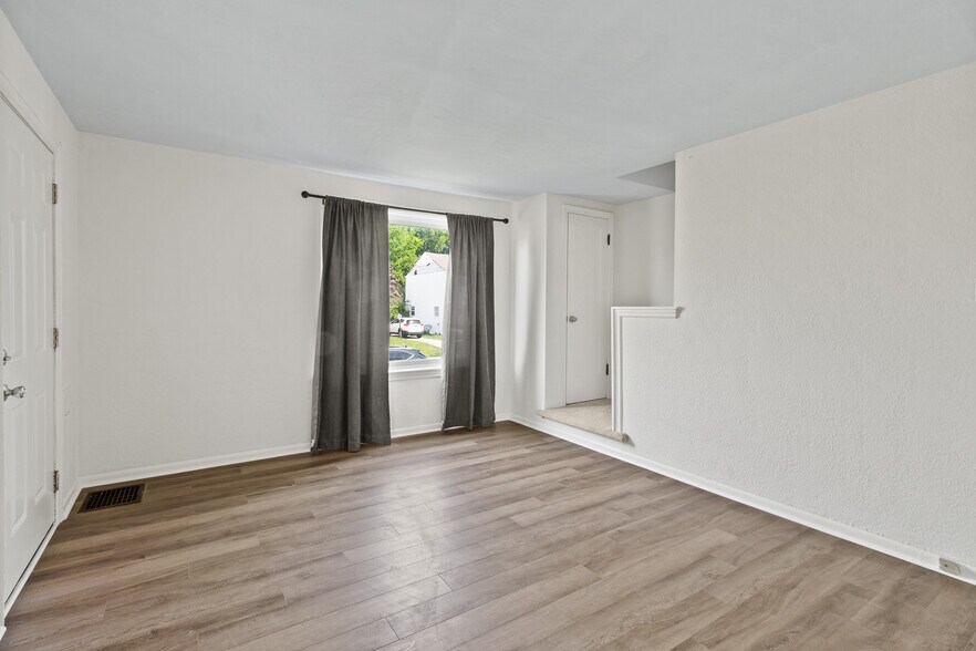 Living Room - 1725 E Frankfort St