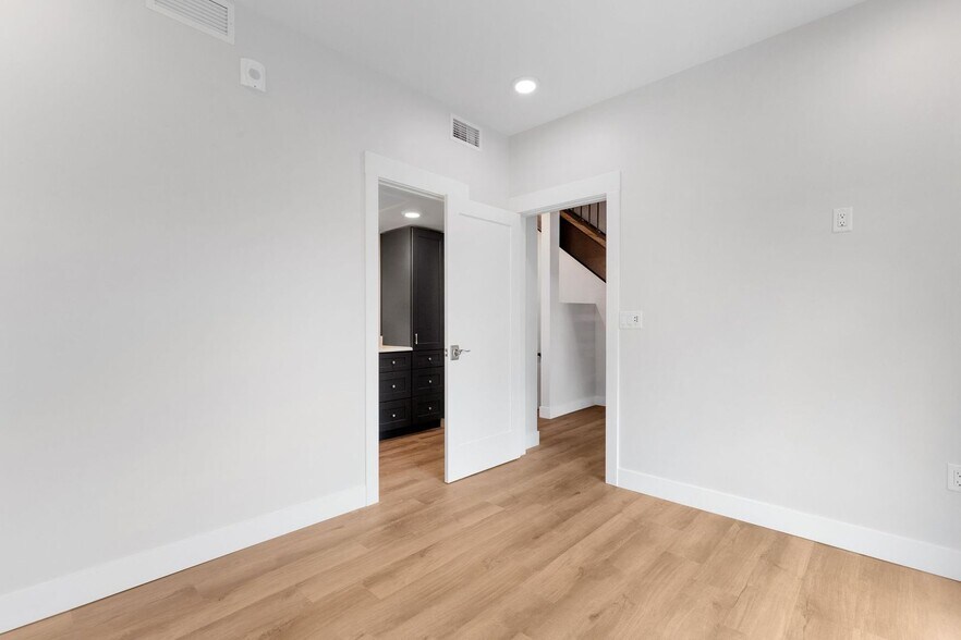 Building Photo - 903 Main St