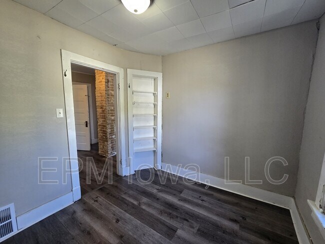 Building Photo - 437 1/2 Riehl Street