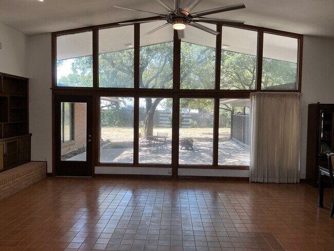 Building Photo - Spacious 3/2.5 Home with Office+Den Neighb...