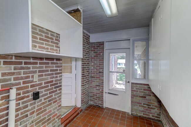 Building Photo - Renovated Brick Ranch!